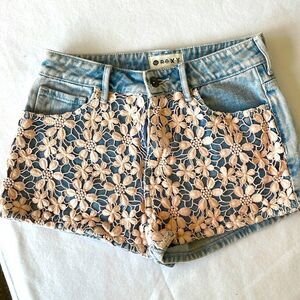 627 - PINK FLORAL EMBELLISHED JEAN SHORTS‎